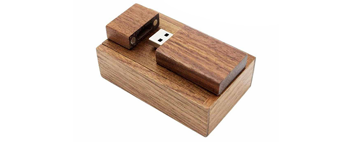 drewniany pendrive z pudełkiem